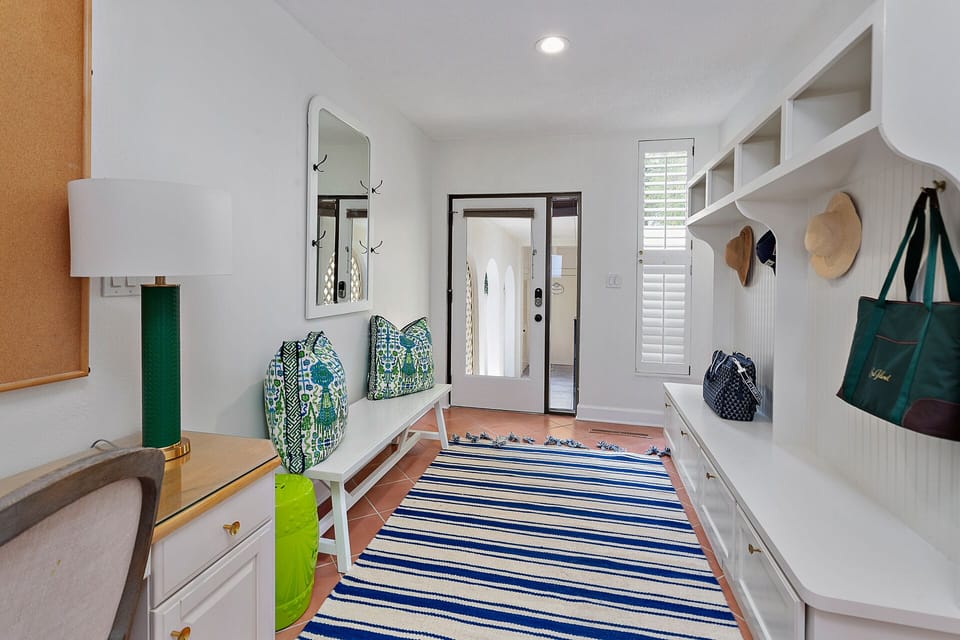 2nd Entryway & Desk 