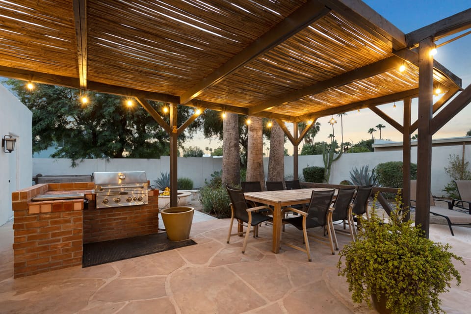 Outdoor Dining Area & Grill