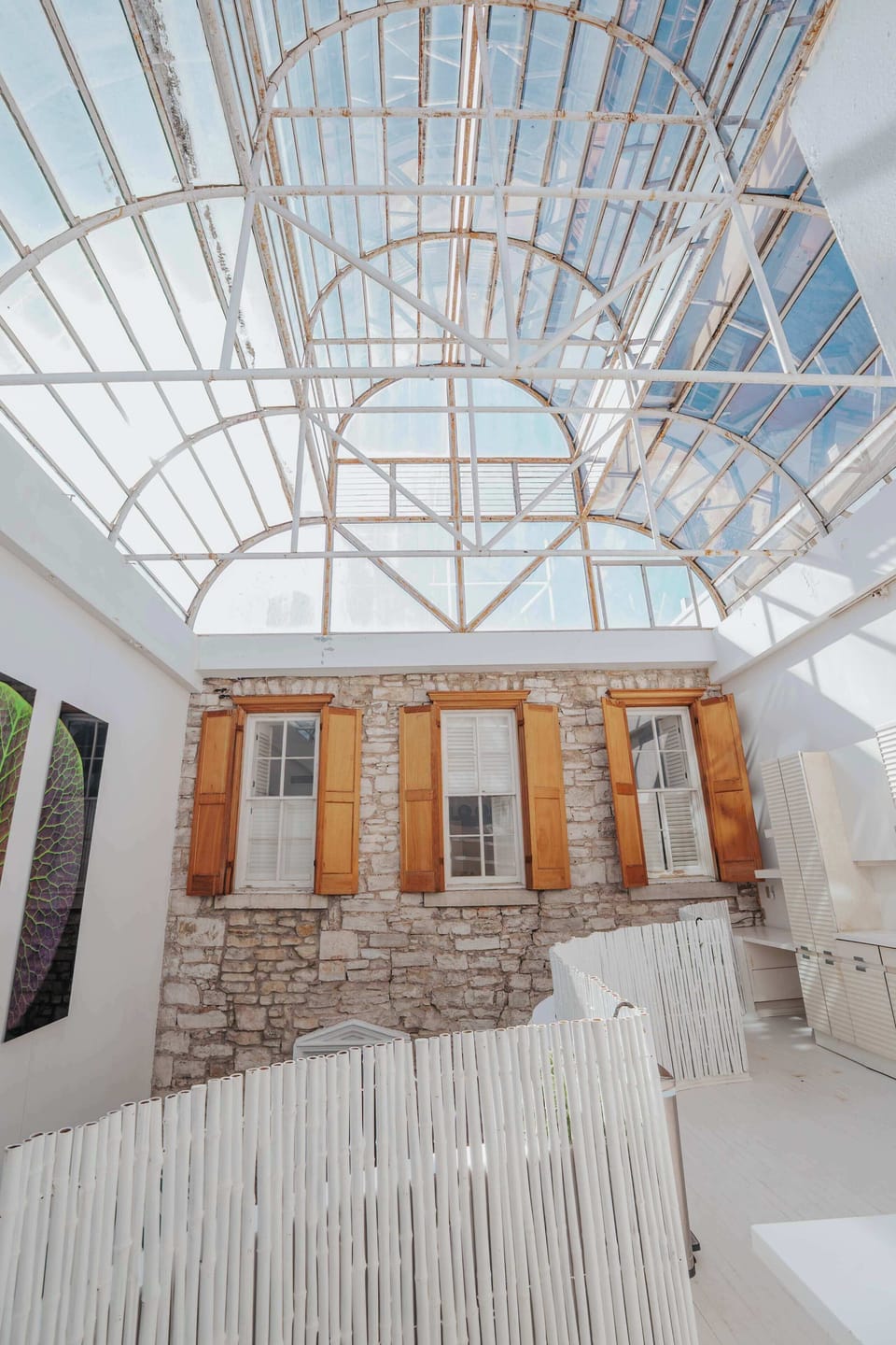Light drenched and utterly unforgettable.

The Graeber’s glass atrium soars overhead, flooding the space with natural light and architectural drama. 