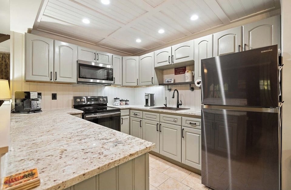 Fresh kitchen, stone counter tops, brand new appliances (see listing details)