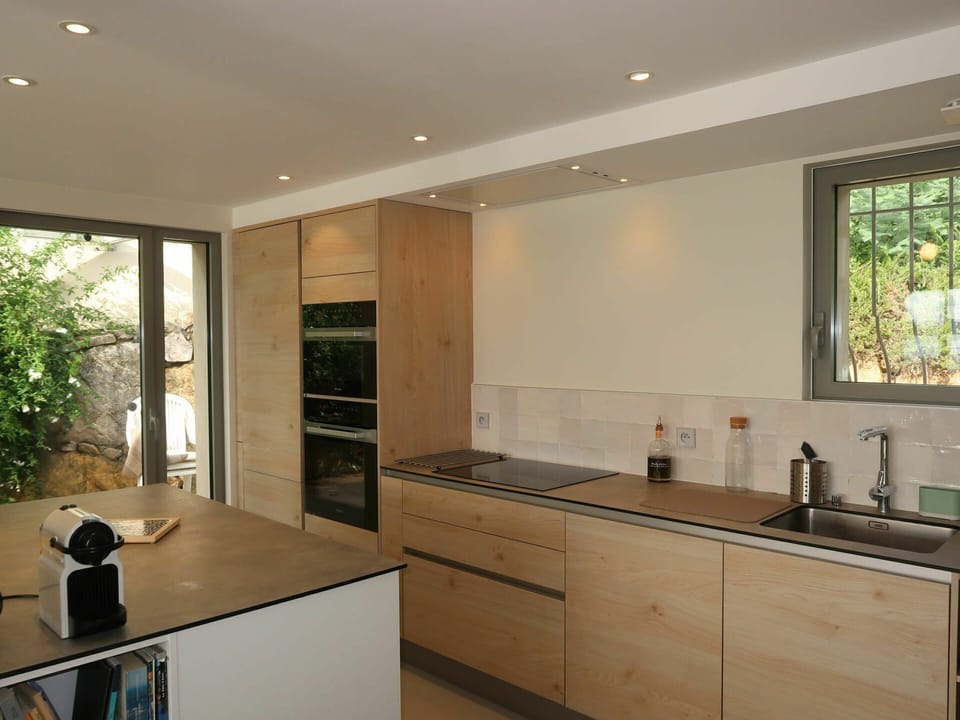 Countertop, Property, Room, Cabinetry, Furniture, Kitchen, Building, Interior Design, Ceiling, Home