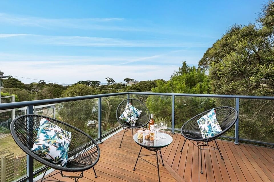 Another area to relax in on the wrap around deck