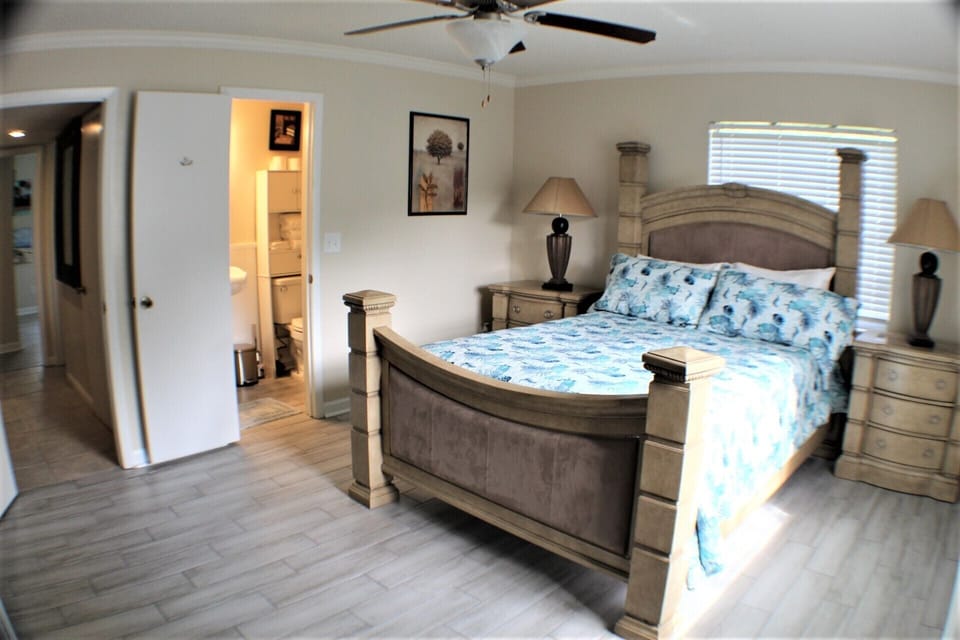 Downstairs master bedroom with queen bed & attached bathroom- smart TV included