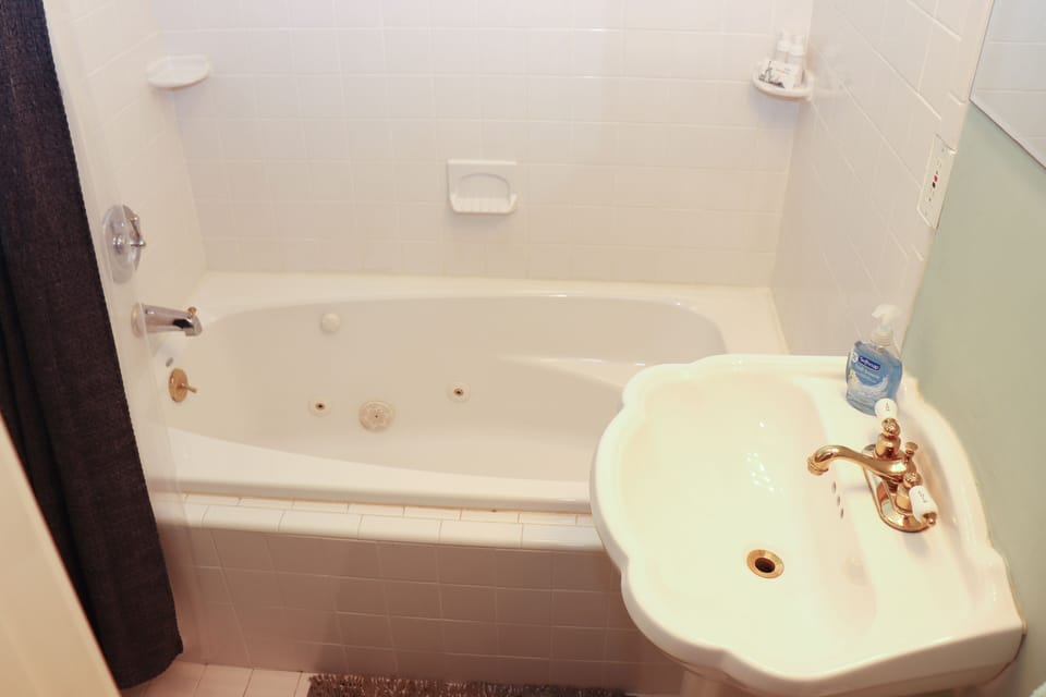 Jacuzzi Tub/Shower combo in your own private full bathroom!