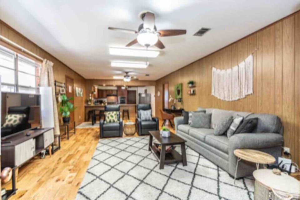 Extra Large Living, Dining & Full Kitchen