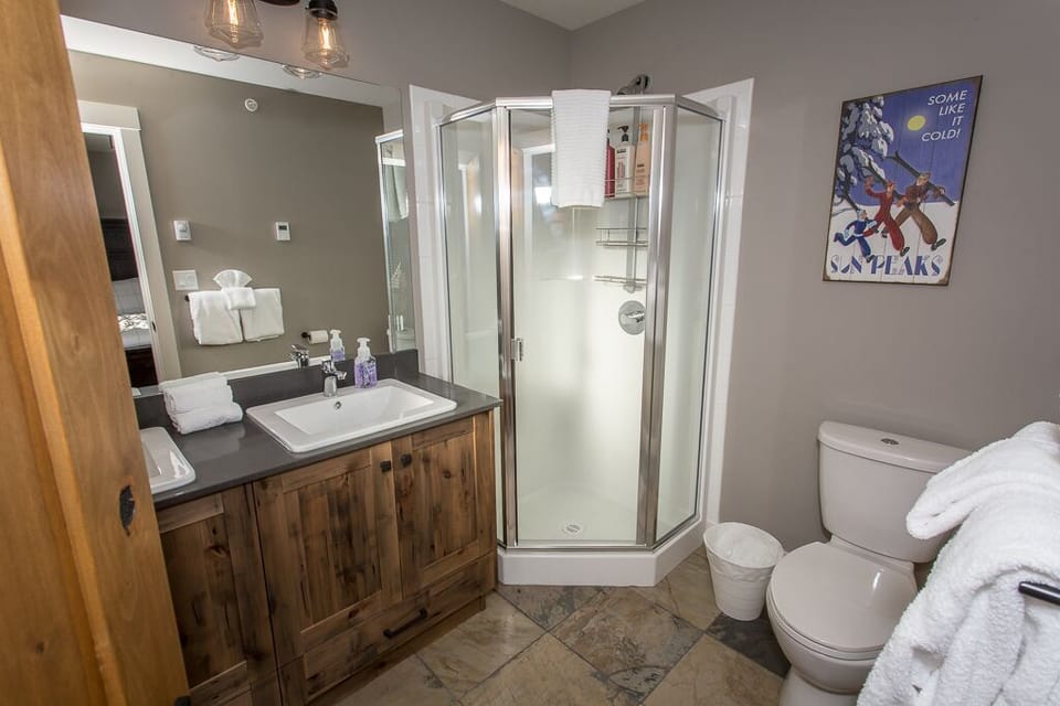 Full ensuite including two sinks.