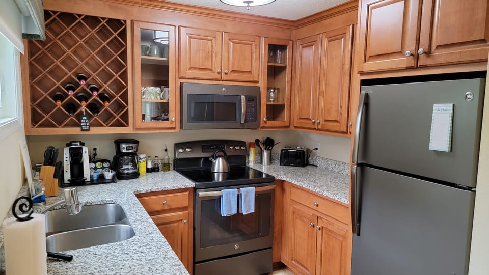 Upgraded, fully stocked kitchen