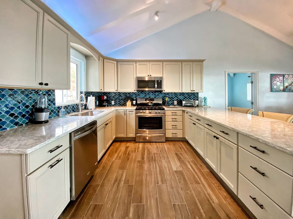 Beautiful Kitchen w/ Gas Stove and Dishwasher