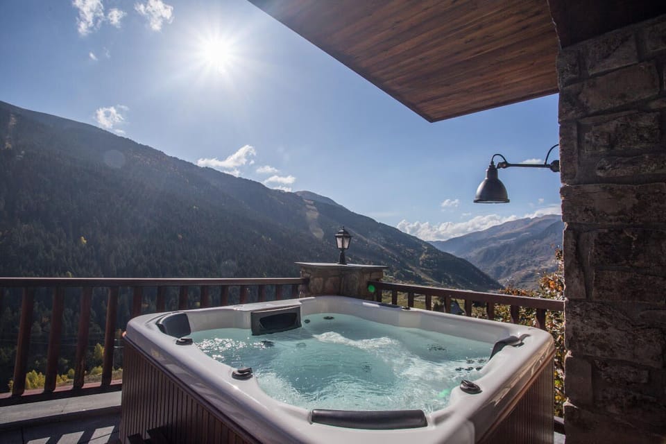 Jacuzzi and stunning mountain views