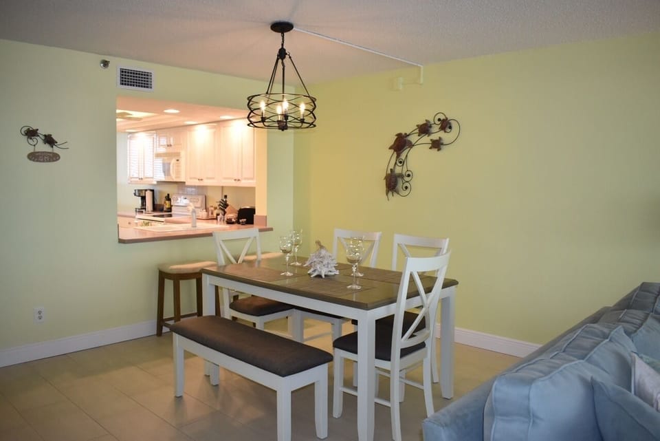 Six seat dining room 