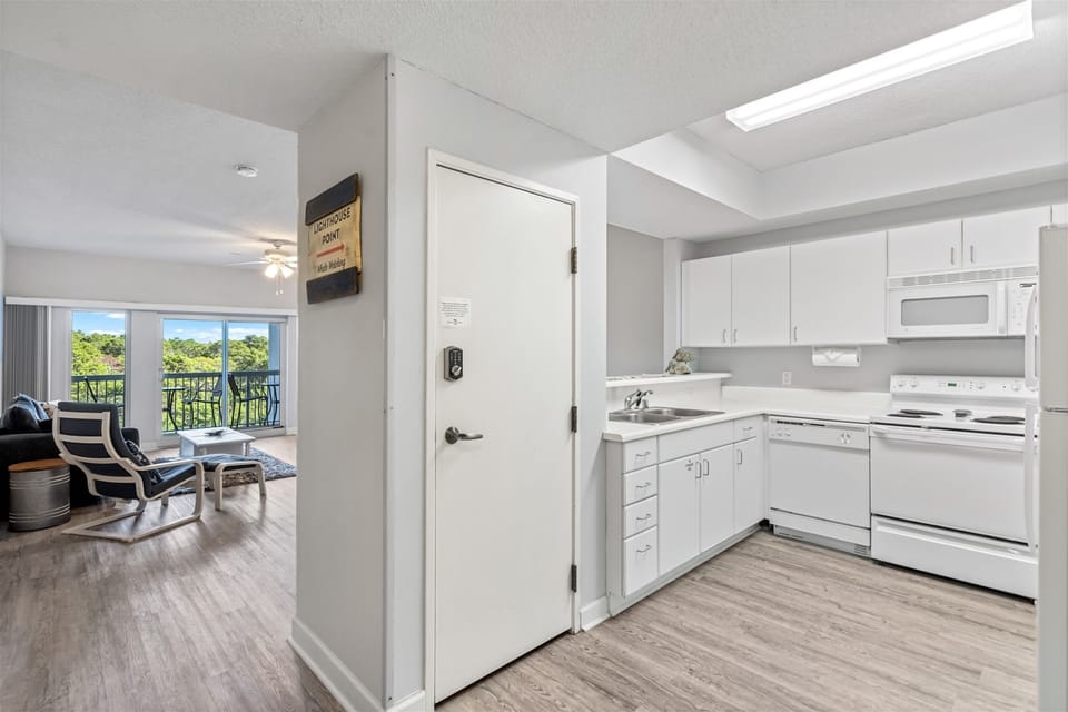 Entry from Door to the Kitchen