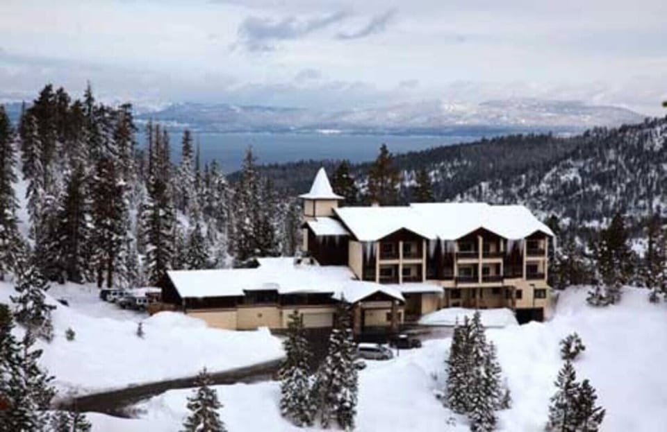 Eagles Nest Lodge-Guest check in building