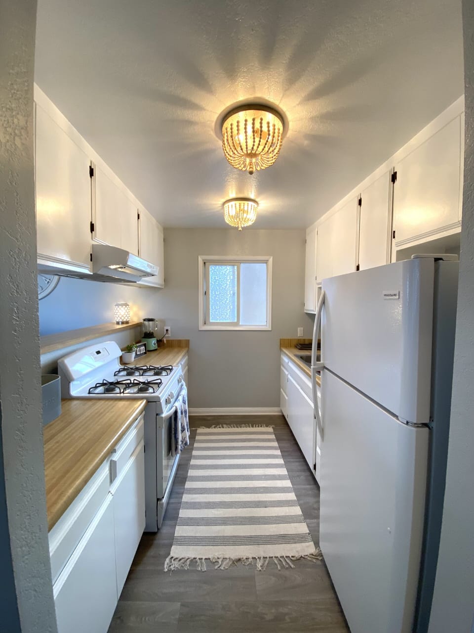 Equipped kitchen with Keurig coffee maker/pods and air popper/popcorn provided.