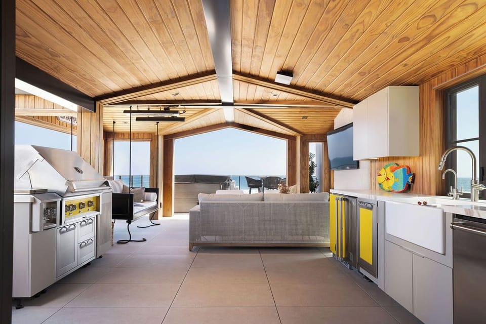 Rooftop views for DAYS!!! And FUN gatherings with your fave movie/sport on TV!