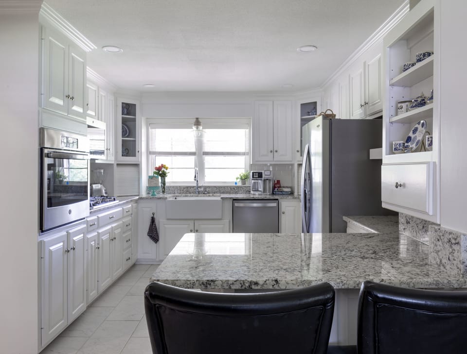3c granite Kitchen Bar with 2 stools