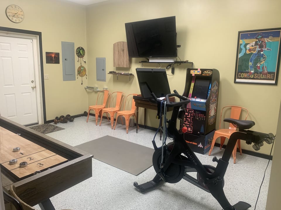 Game room w/ arcade!