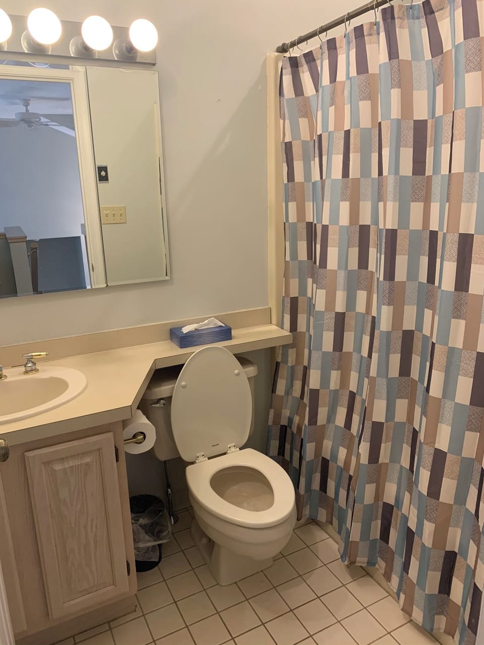 Upstairs full bath #2 with tub shower