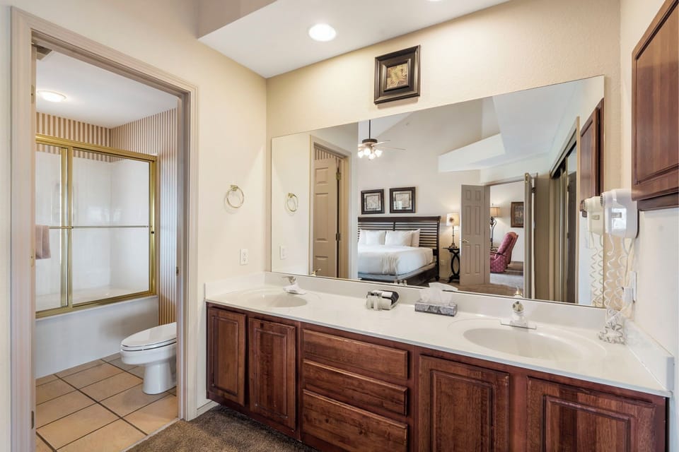 Master Bathroom, Double Vanity, Jetted Tub/Shower Combo