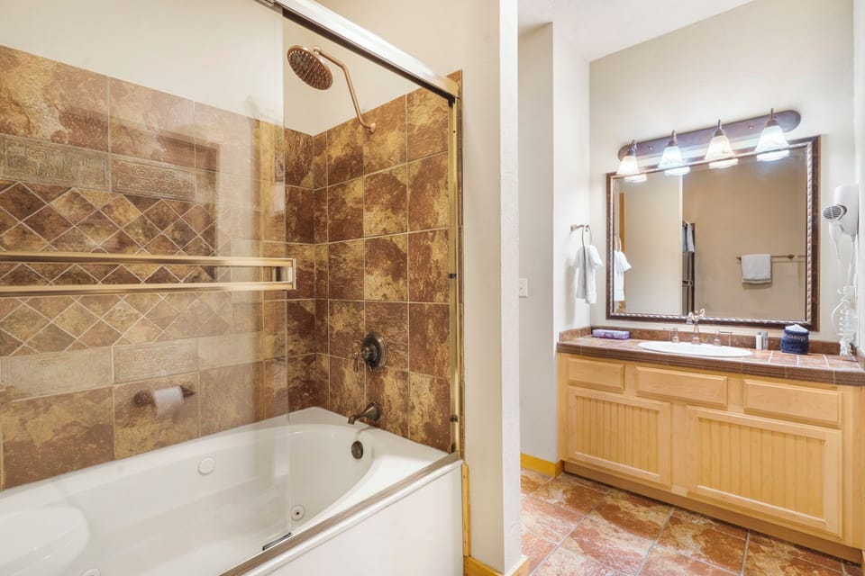 Main Level Bathroom- Bathroom - Jetted Tub