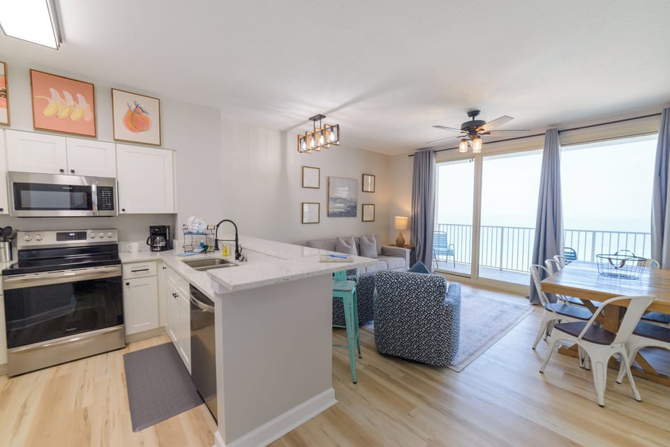 The open floor plan is great for entertaining family & friends