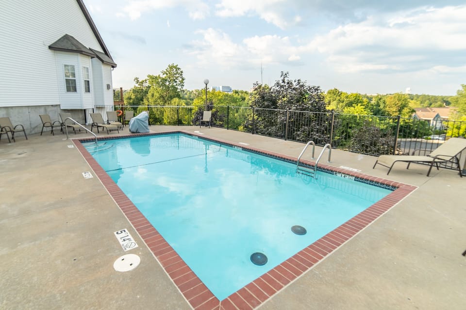 Outdoor Pool Access (Seasonal)
