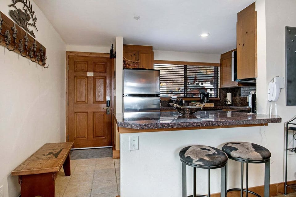 Antlers Vail Three Bedroom Residence Breakfast Bar