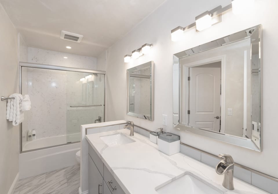 Upper Floor Bathroom, Shower-Over-Tub