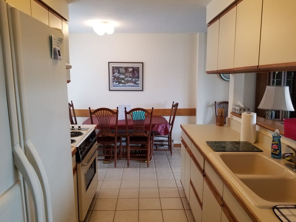 Kitchen & Dining