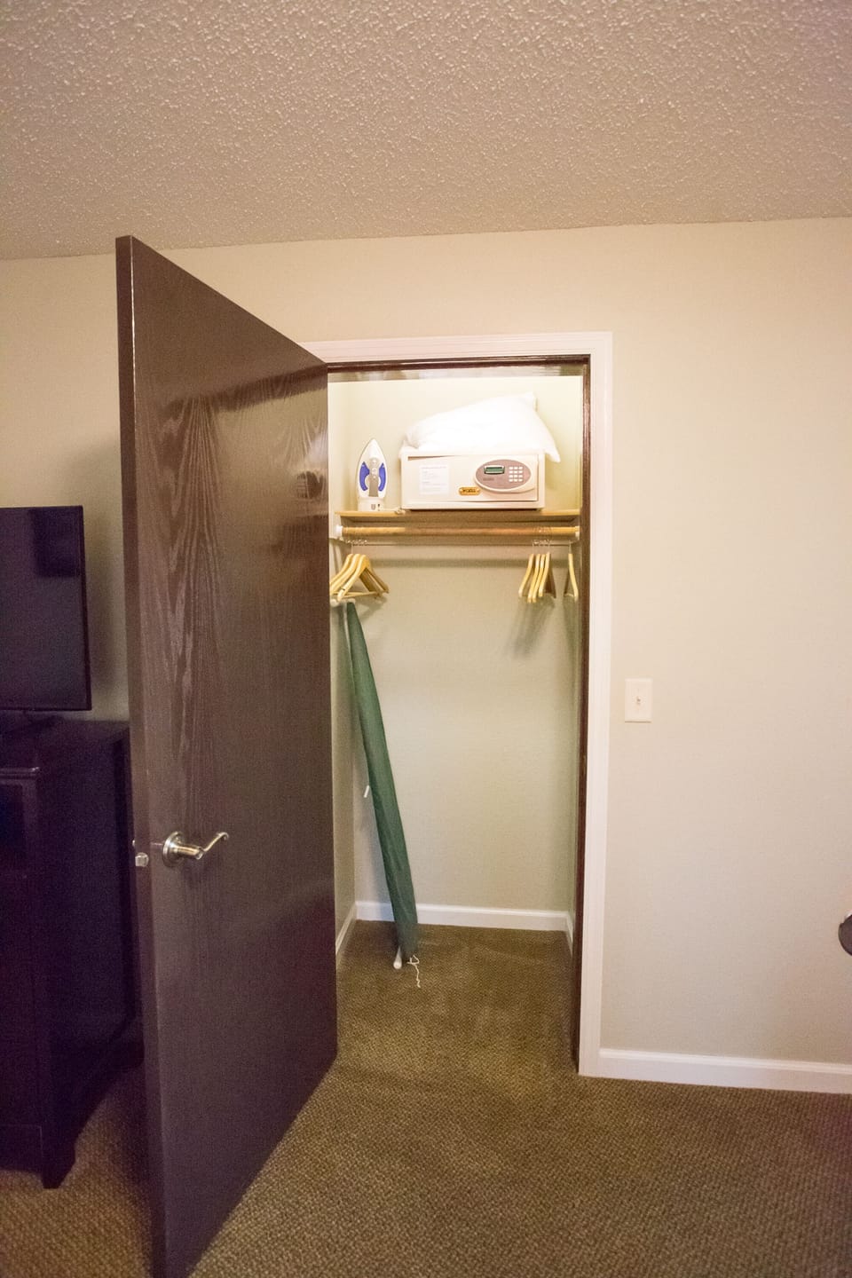 Closet w/safe