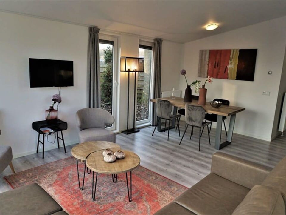 Furniture, Table, Property, Picture Frame, Building, Interior Design, Couch, Wood, Floor, Houseplant