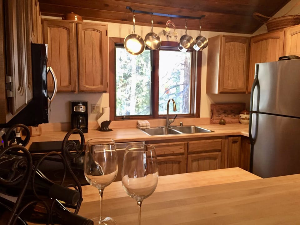 Forest views out the window; fully furnished kitchen.