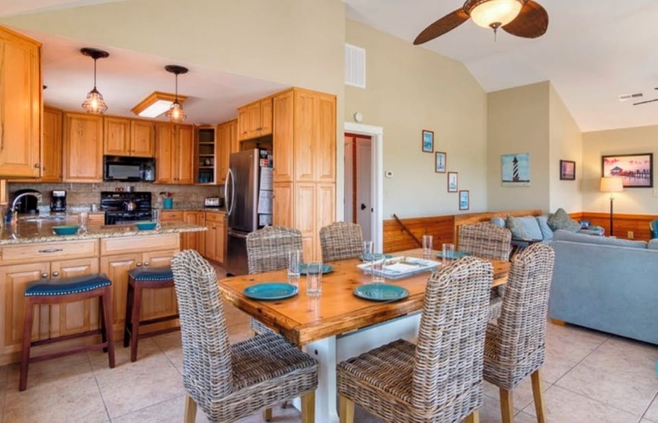 Dining area. 2 Tables for 6 and 4, can be combined or separated.