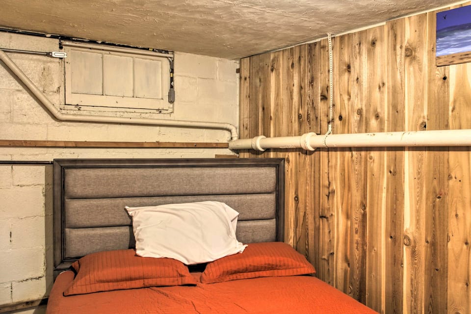 Bedroom 5 (Basement) | Queen Bed