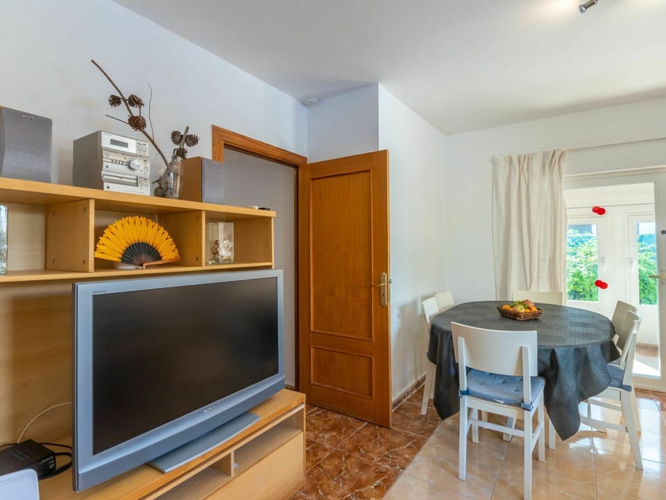 Room, Property, Furniture, Interior Design, Yellow, Building, Floor, House, Real Estate, Living Room