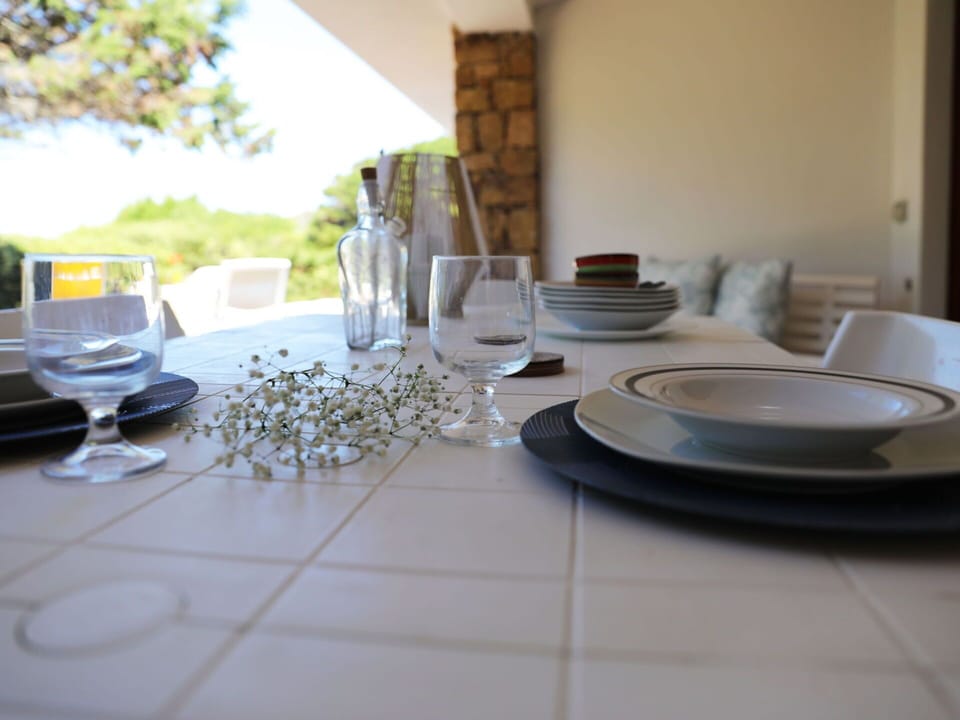 Tableware, Property, Dishware, Table, Drinkware, Plate, Textile, Serveware, Interior Design, Wood