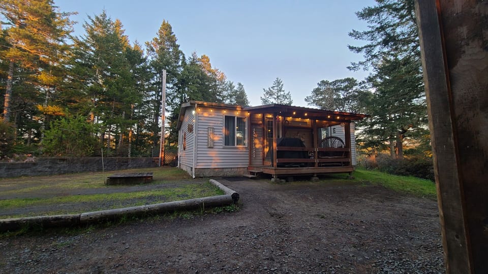 Peaceful solitude & gigantic wrap-around deck. COZY AND PRIVATE!