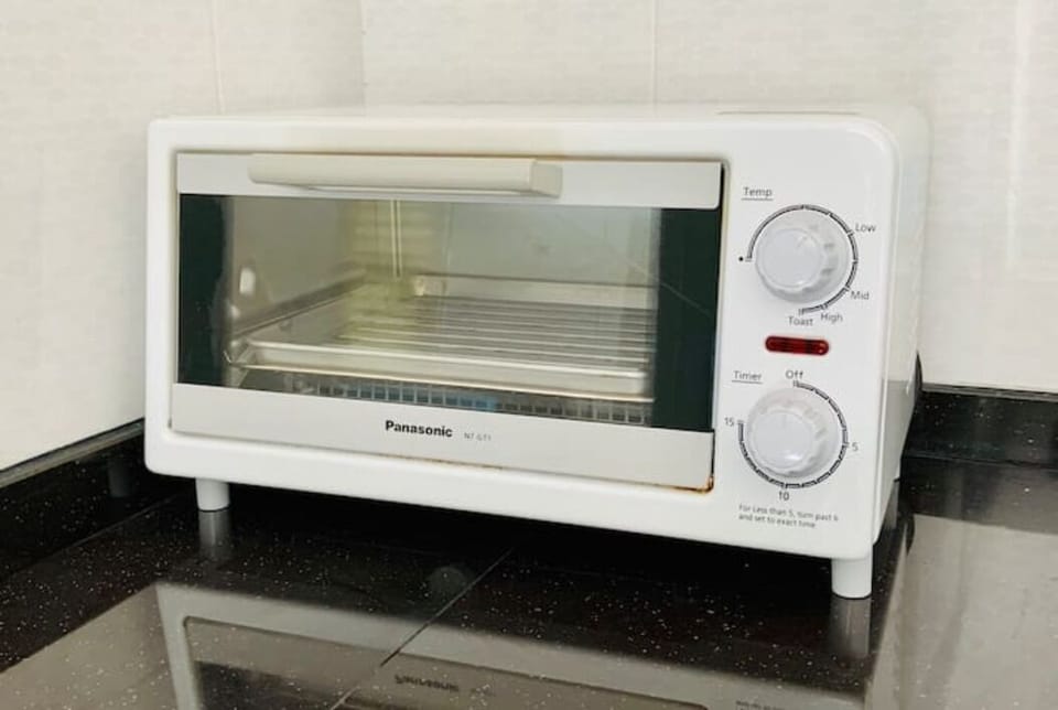 Toast, grill, heat up your food with our oven toaster!