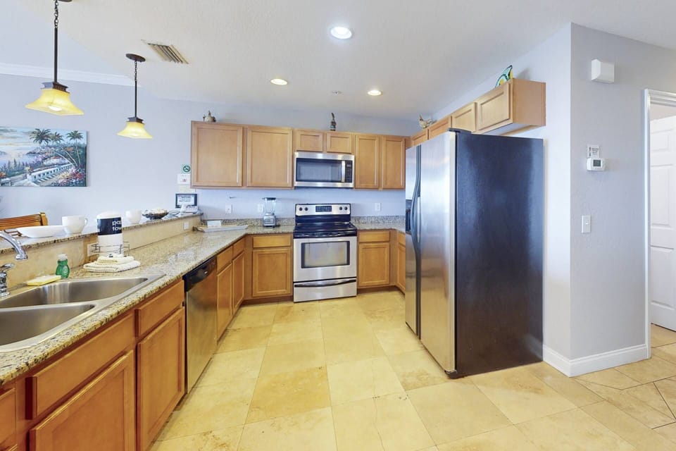 Fully Equipped and  Kitchen. Stainless Appliances, Granite Countertops