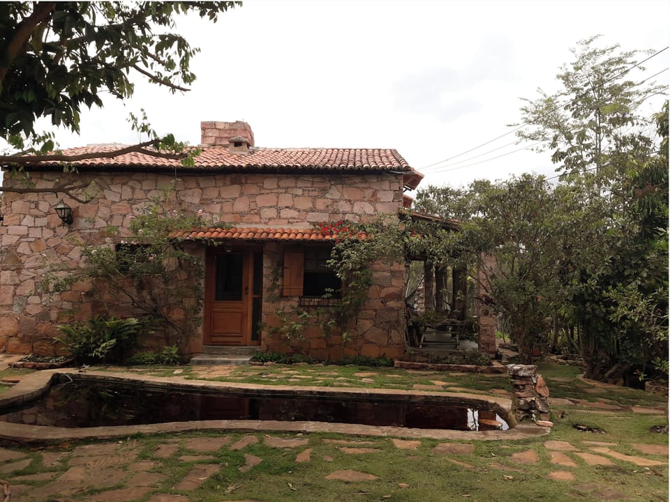 FRENTE CASA COM LAGUINHO
