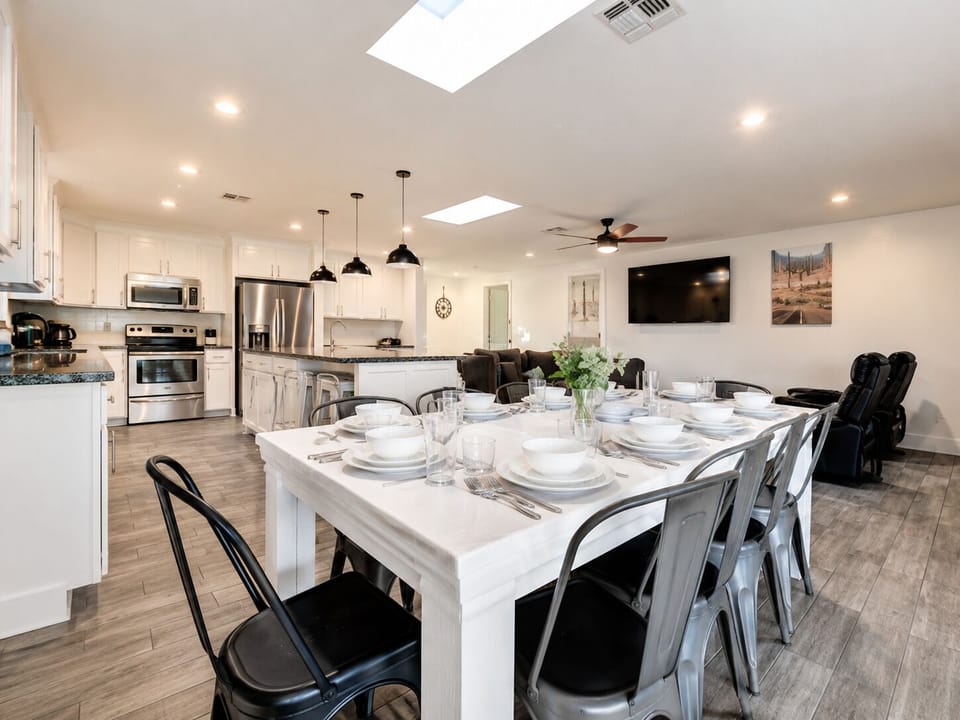 Modern great room design is amazing for entertaining.