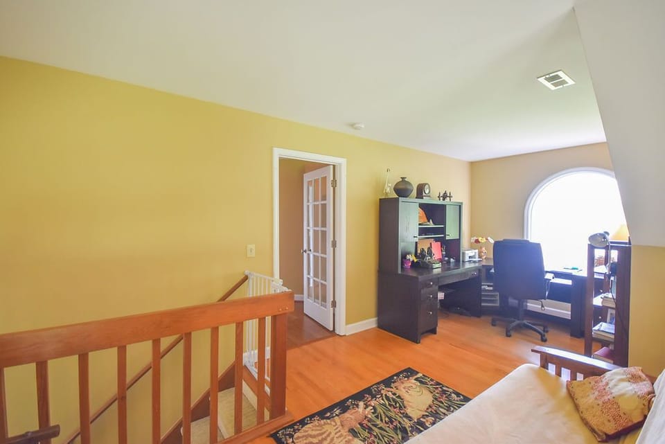 Home office with printer & WiFi. Work from home with a beautiful view of lake!

