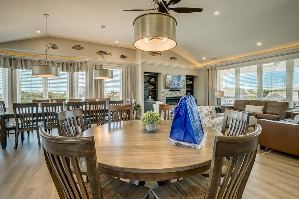 Top-Level Dining Room with Additional Table (seats 6)