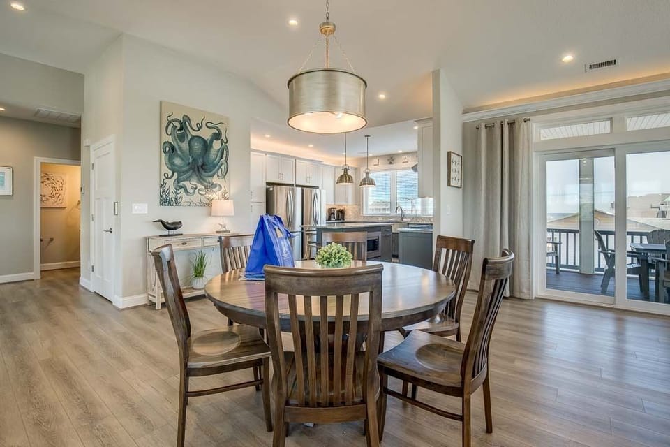 Top-Level Dining Room with Additional Table (seats 6)