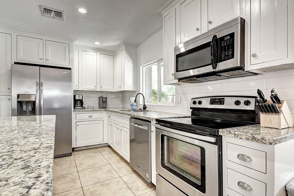 Beautiful modern kitchen with all the goodies. 