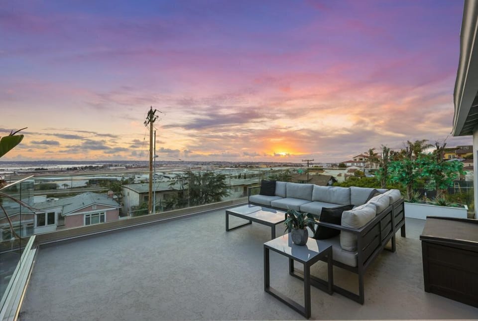 Soak up sweeping city and harbor views from the front balcony, beautiful from sunrise to sparkling city lights.