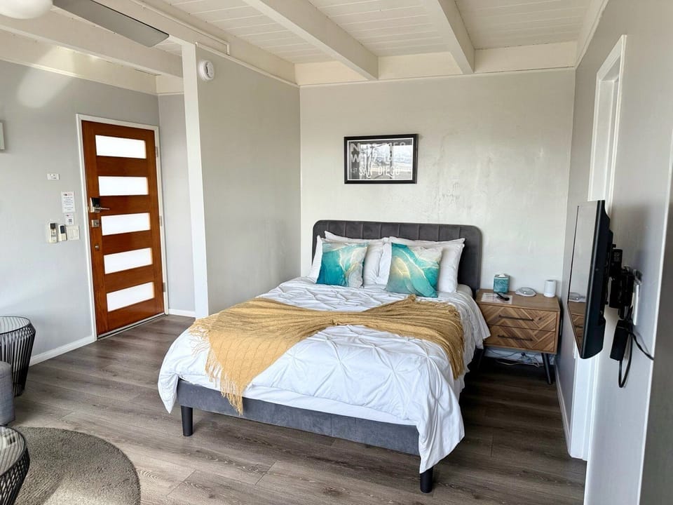 A well-kept studio space designed for a comfortable night's sleep.