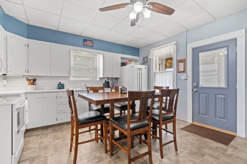Kitchen and seating area for 6, additional stools and chairs are provided. 