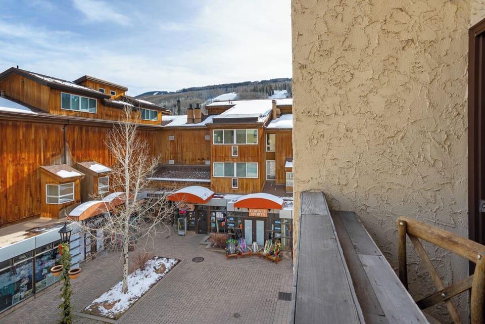 Steps away from the Gondola w/ beautiful views of the mountain from dining area!