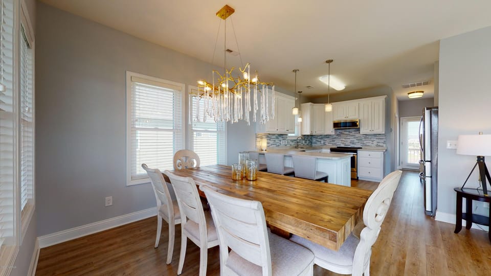 Dining & kitchen area