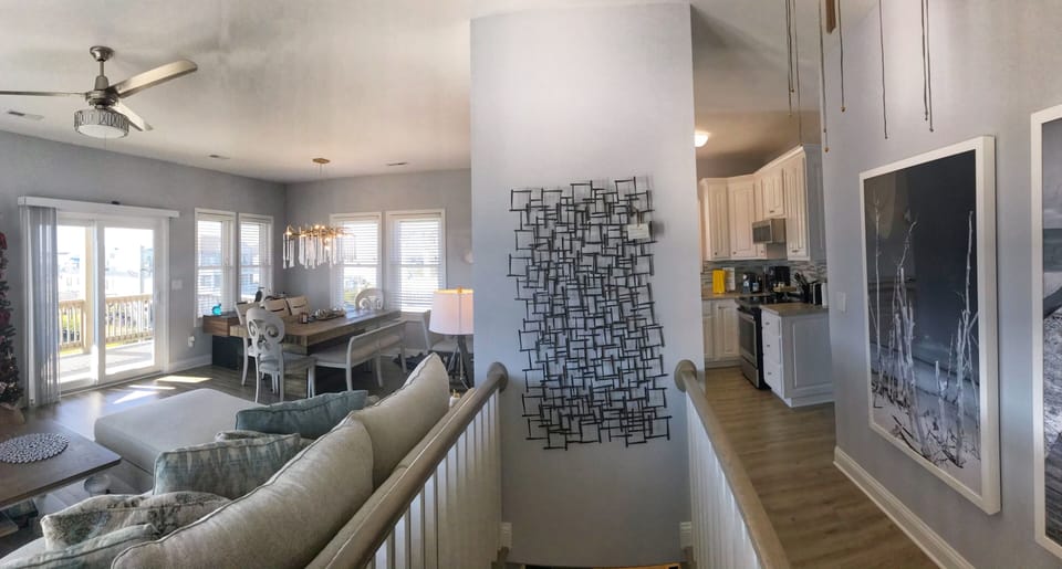 Foyer: stairwell to top floor